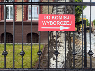 Komisja wyborcza, wybory w Polsce, znak "do komisji wyborczej"
