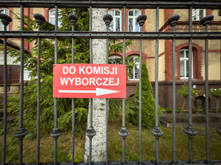 Komisja wyborcza, wybory w Polsce, znak "do komisji wyborczej"
