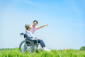 車椅子のシニアと介護士