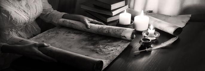 Obraz premium Hands with an old scroll