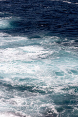 Fototapeta premium 짙은 청색의 일렁이는 파도