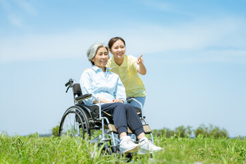 車椅子のシニアと介護士