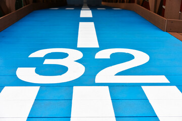 滑走路を模した青い通路（32番滑走路）