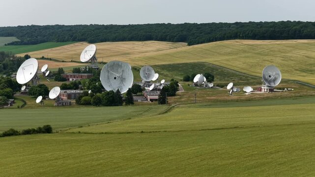 Bercenay-en-Othe abrite depuis 1978 le plus grand t&eacute;l&eacute;port d'europe, un centre de t&eacute;l&eacute;communications spatiales qui compte 32 antennes dont les diam&egrave;tres vont de 1, 5 m &agrave; 32 m.