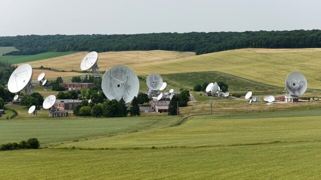 Bercenay-en-Othe abrite depuis 1978 le plus grand t&eacute;l&eacute;port d'europe, un centre de t&eacute;l&eacute;communications spatiales qui compte 32 antennes dont les diam&egrave;tres vont de 1, 5 m &agrave; 32 m.