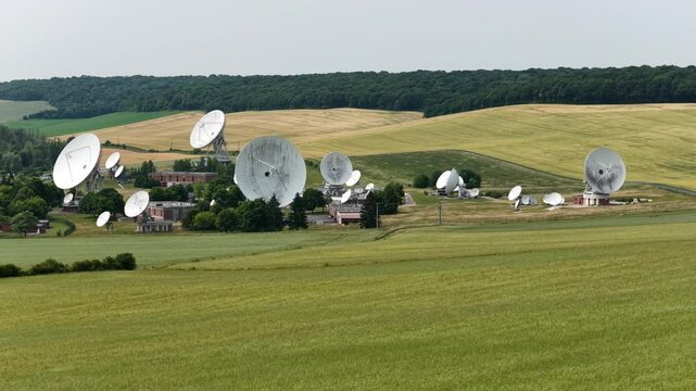 Bercenay-en-Othe abrite depuis 1978 le plus grand t&eacute;l&eacute;port d'europe, un centre de t&eacute;l&eacute;communications spatiales qui compte 32 antennes dont les diam&egrave;tres vont de 1, 5 m &agrave; 32 m.