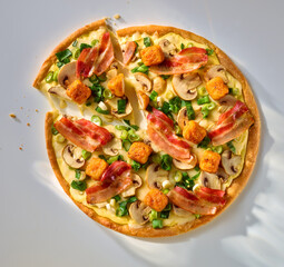 Pizza mit Bacon Champignons Haehnchen und Fruehlingszwiebeln Slice, Topshot, 