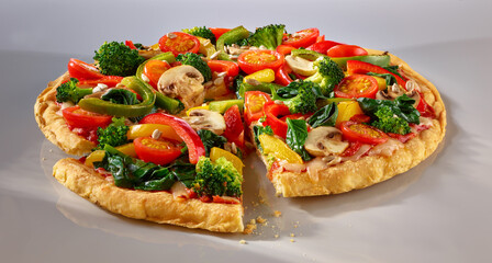 Pizza mit Brokkoli gruner gelber und roter Paprika und Champignons Slice, isolated, Pizza angeschnitten, Pilze, 