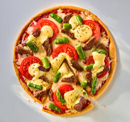 Pizza mit Rind Tomaten und gruenem Spargel Topshot, Italien, sauce hollandaise,