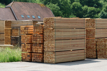 bois de menuiserie stocké en scierie
