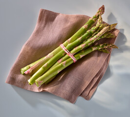  Spargel Gruen Bund auf beiger Serviettte, grüner Spargel, Spargelzeit, Gemüse, 
