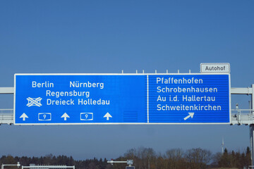 Hinweistafel Autobahn Richtung Berlin N&uuml;rnberg Regensburg Dreieck Holledau