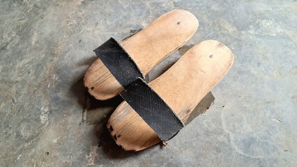 Traditional Bakiak Wooden Slippers from Indonesia – Authentic Handcrafted Footwear with Rubber...