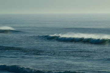 Houle calme, horizon brumeux,
Calm swell, misty horizon