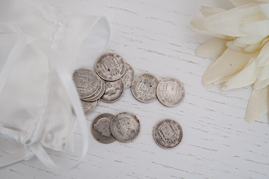 Arras de casamiento, con monedas de cinco pesetas o cinco duros, como tradici&oacute;n religiosa