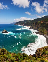 Obraz premium Scenic Coastal View with Turquoise Water and Cliffs