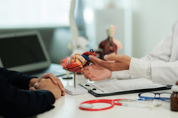 Patient with heart pain consulting a specialist to identify the cause and receive treatment guidance.