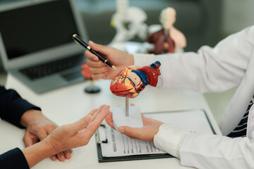 Patient with heart pain consulting a specialist to identify the cause and receive treatment guidance.