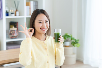 青汁を飲む若い女性