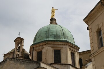 La cathédrale Sainte-Anne, cathédrale romane, vue de l'extérieur, ville de Apt, département du...