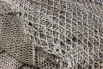 dreckiges Fischernetz am Hafen 