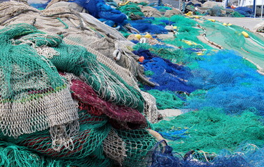 bunte Fischernetze am Hafen 