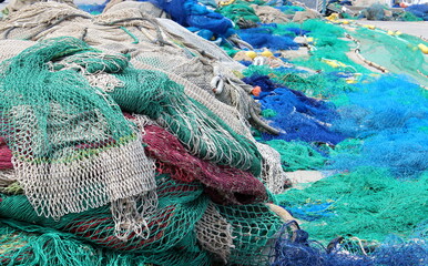 bunte Fischernetze am Hafen 