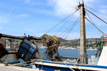Fischerboot, mit gro&szlig;em Fischernetz am Hafen 