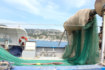 Fischerboot, mit gro&szlig;em Fischernetz am Hafen 