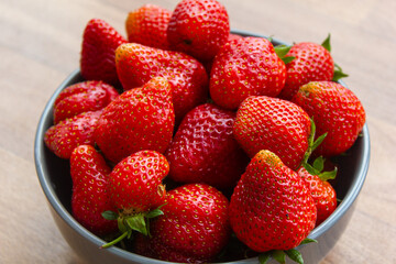 red strawberries in a plate on the table, strawberry texture, strawberry close-up, strawberry photo background