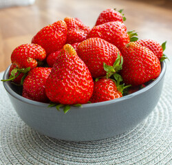 red strawberries in a plate on the table, strawberry texture, strawberry close-up, strawberry photo background