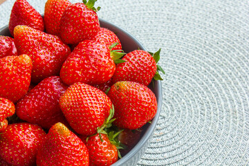 red strawberries in a plate on the table, strawberry texture, strawberry close-up, strawberry photo background