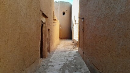 Fototapeta premium Narrow Mud Alley in Historic Najdi Village