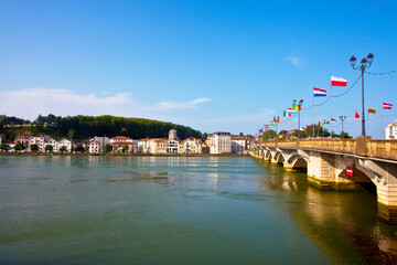 Kamienny most Pont Saint-Esprit zbudowany w 1849 roku, Bayonne, Francja, Pont Saint-Esprit stone bridge built in 1849, Bayonne, France