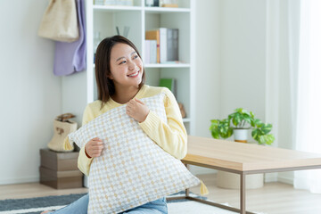 リビングでくつろぐ若い女性