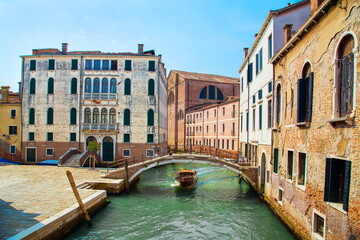 Obraz premium bridge over the canal in Venice in Italy