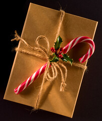 Geschenk mit Ilex und Packband, Verpackung