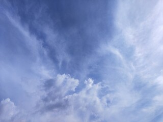 Obraz premium błękitne niebo z chmurami