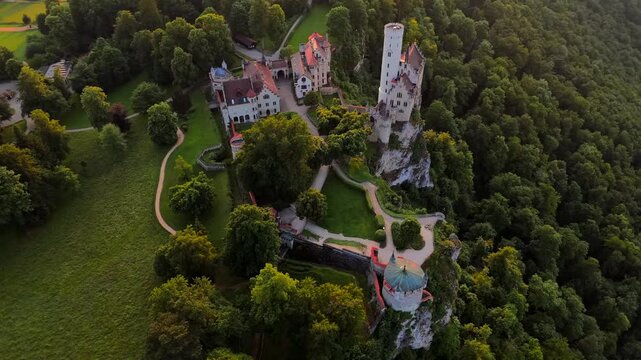 Luftaufnahme Lichtenstein Maerchenschloss Wuerttembergs. Luftbild bei Sonnenuntergang. Historisches Schloss auf Felsen, ueber dem Echaztal im Landkreis Reutlingen in Baden-Wuerttemberg, Deutschland. 