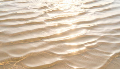 Obraz premium Golden Sunlight Reflecting on Calm Ocean Water