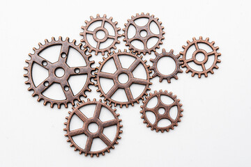 Ruedas dentadas metálicas de cobre y bronce de diferentes tamaños,  aislado en blanco