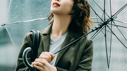 雨の中で傘をさす女性（梅雨・6月）