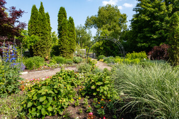 Naklejka premium Beautiful Garden with Flowers in Bloom in Springtime