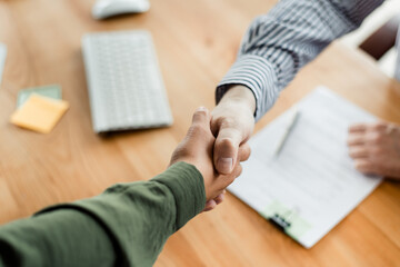 Plakat Close-up of a Handshake Between Two Colleagues in an Office Setting Indicating Agreement, Cooperation, and Partnership
