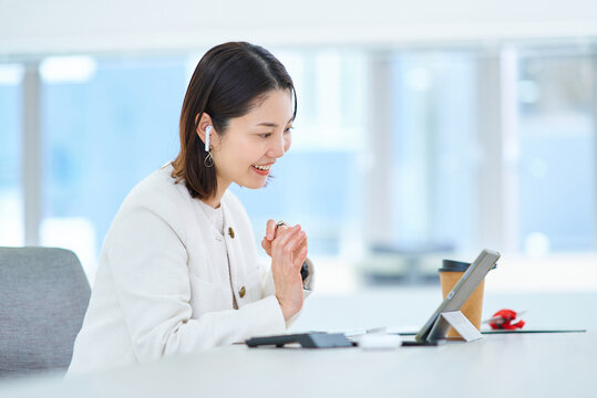 オンライン会議中の女性