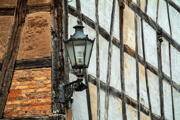 Straßenlaterne an einem alten Fachwerkhaus