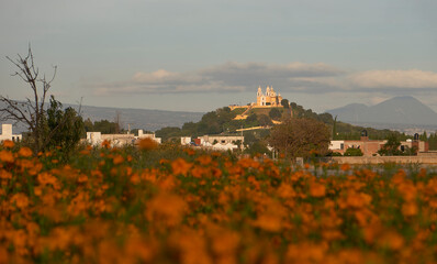 Iglesia de cholula, y cempasuchil