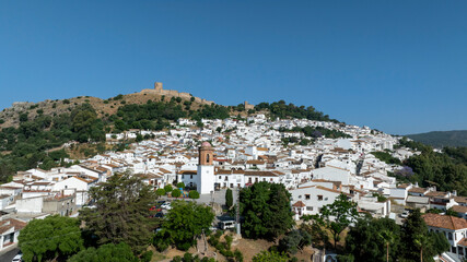 Obraz premium vistas del bonito municipio de Jimena de la Frontera y su castillo en la provincia de Cádiz, Andalucía 