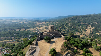 Obraz premium Vista aérea del castillo de Jimena de la Frontera en el parque natural de los alcornocales en la provincia de Cádiz, Andalucía