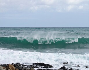 Fototapeta premium Ocean waves crashing on a rocky shore
